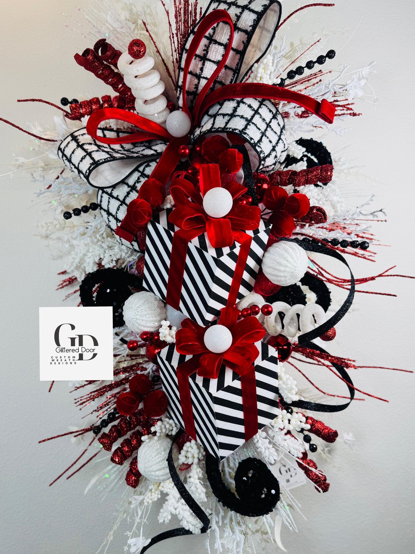 Christmas swag wreath Black Red and White Christmas wreath Present Holiday wreath Holiday decor Christmas decor Elegant wreath
