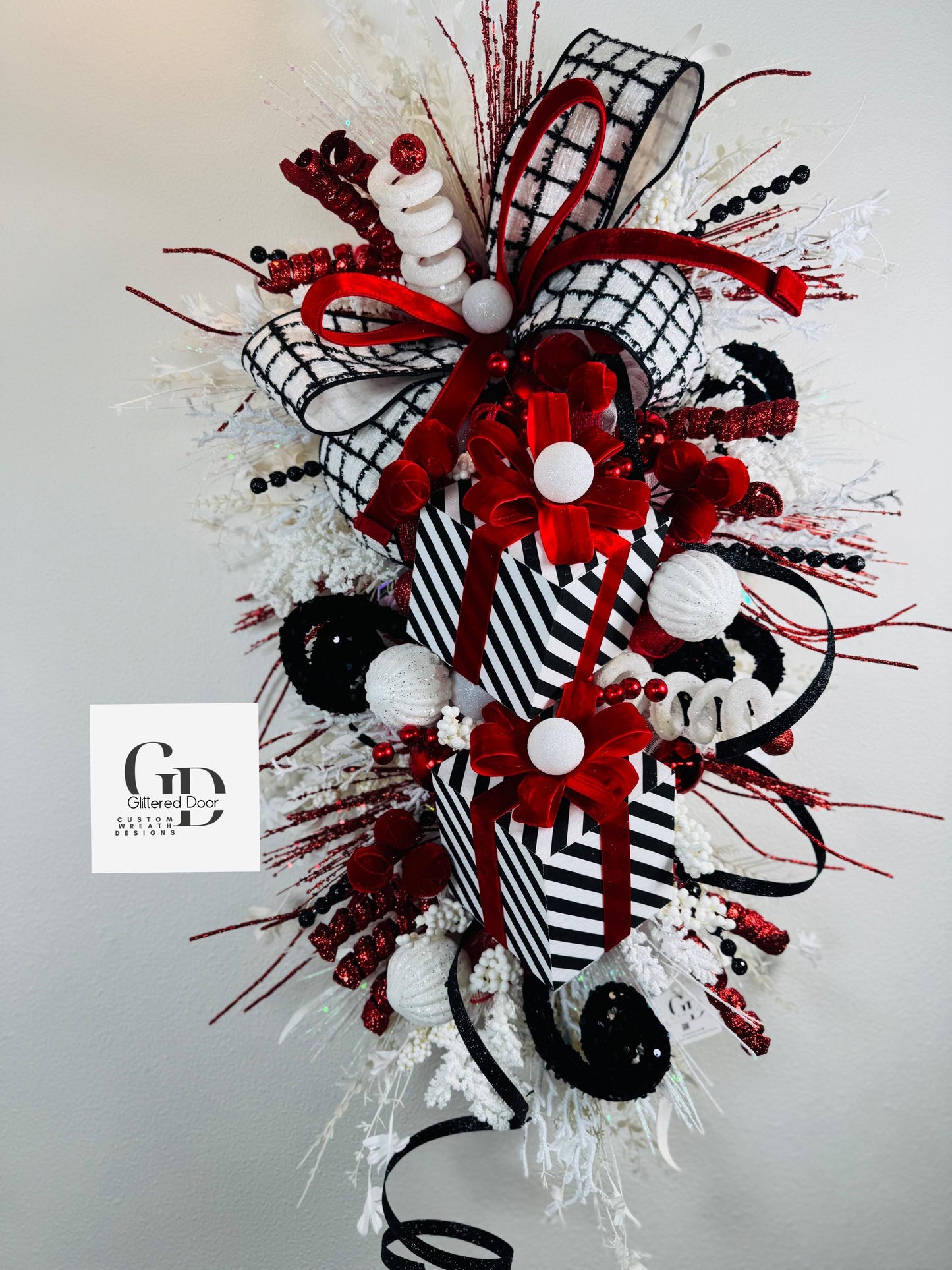 Christmas swag wreath Black Red and White Christmas wreath Present Holiday wreath Holiday decor Christmas decor Elegant wreath