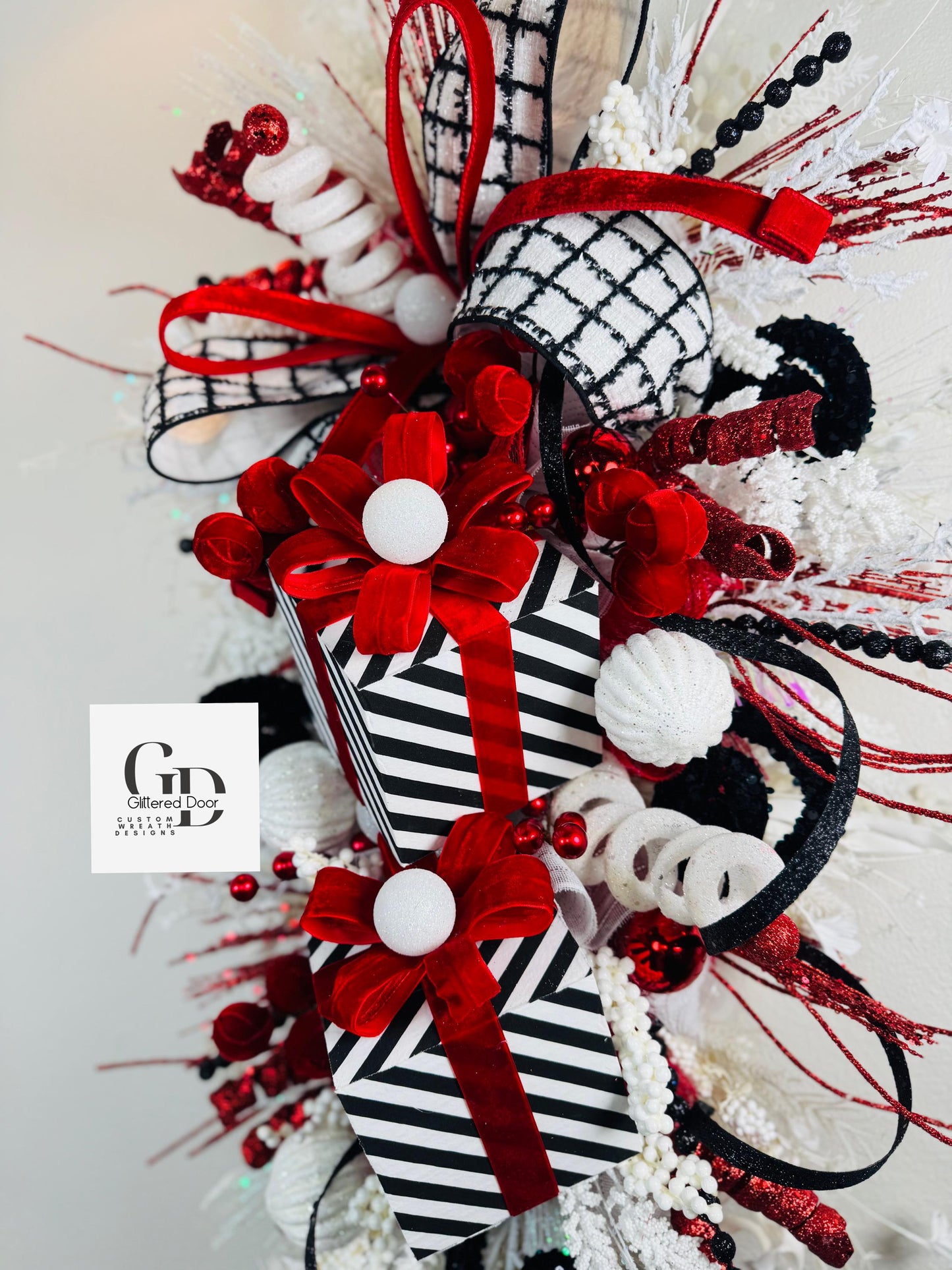 Christmas swag wreath Black Red and White Christmas wreath Present Holiday wreath Holiday decor Christmas decor Elegant wreath