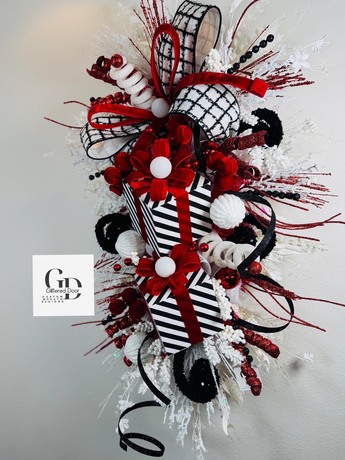 Christmas swag wreath Black Red and White Christmas wreath Present Holiday wreath Holiday decor Christmas decor Elegant wreath