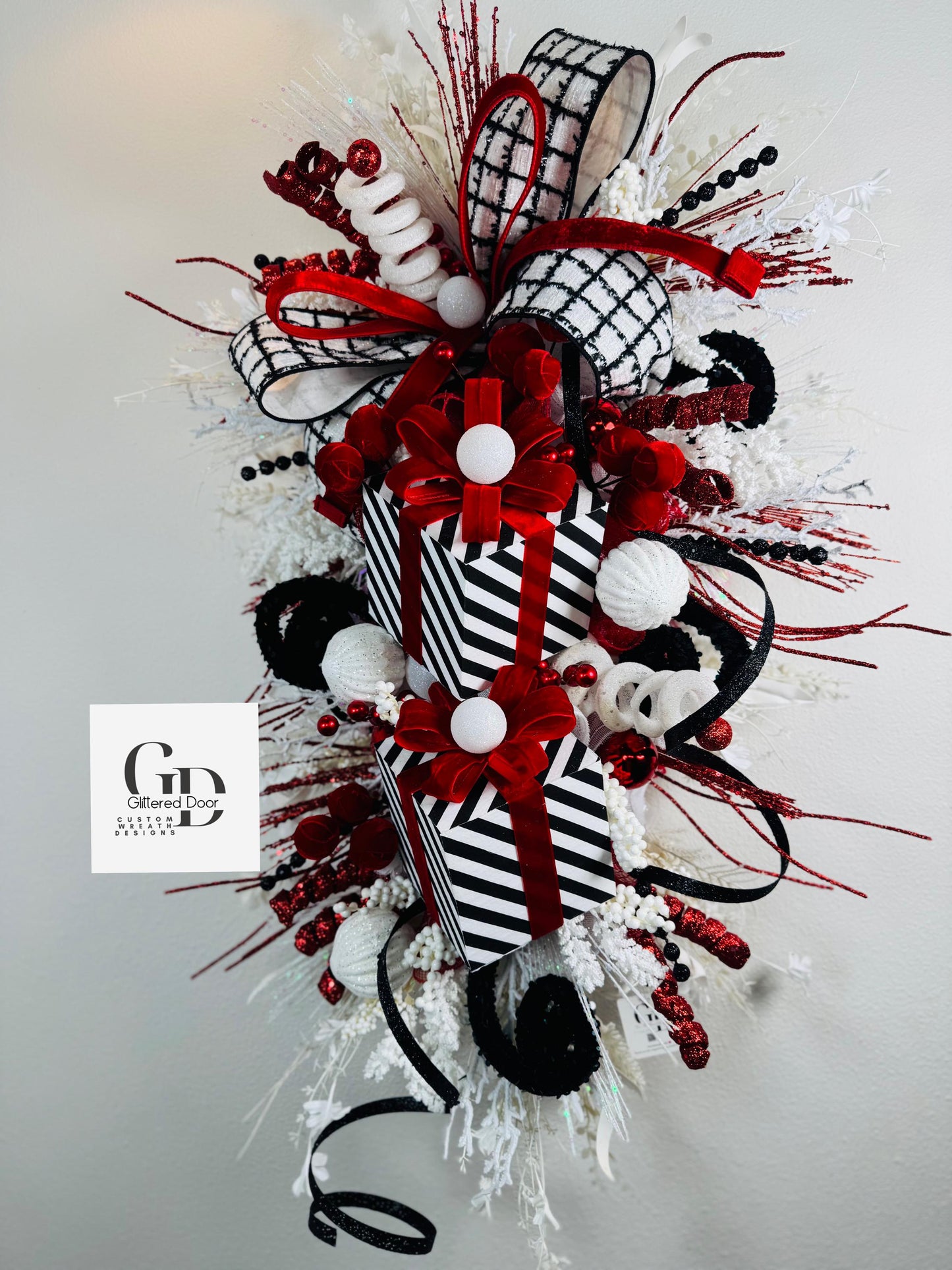 Christmas swag wreath Black Red and White Christmas wreath Present Holiday wreath Holiday decor Christmas decor Elegant wreath