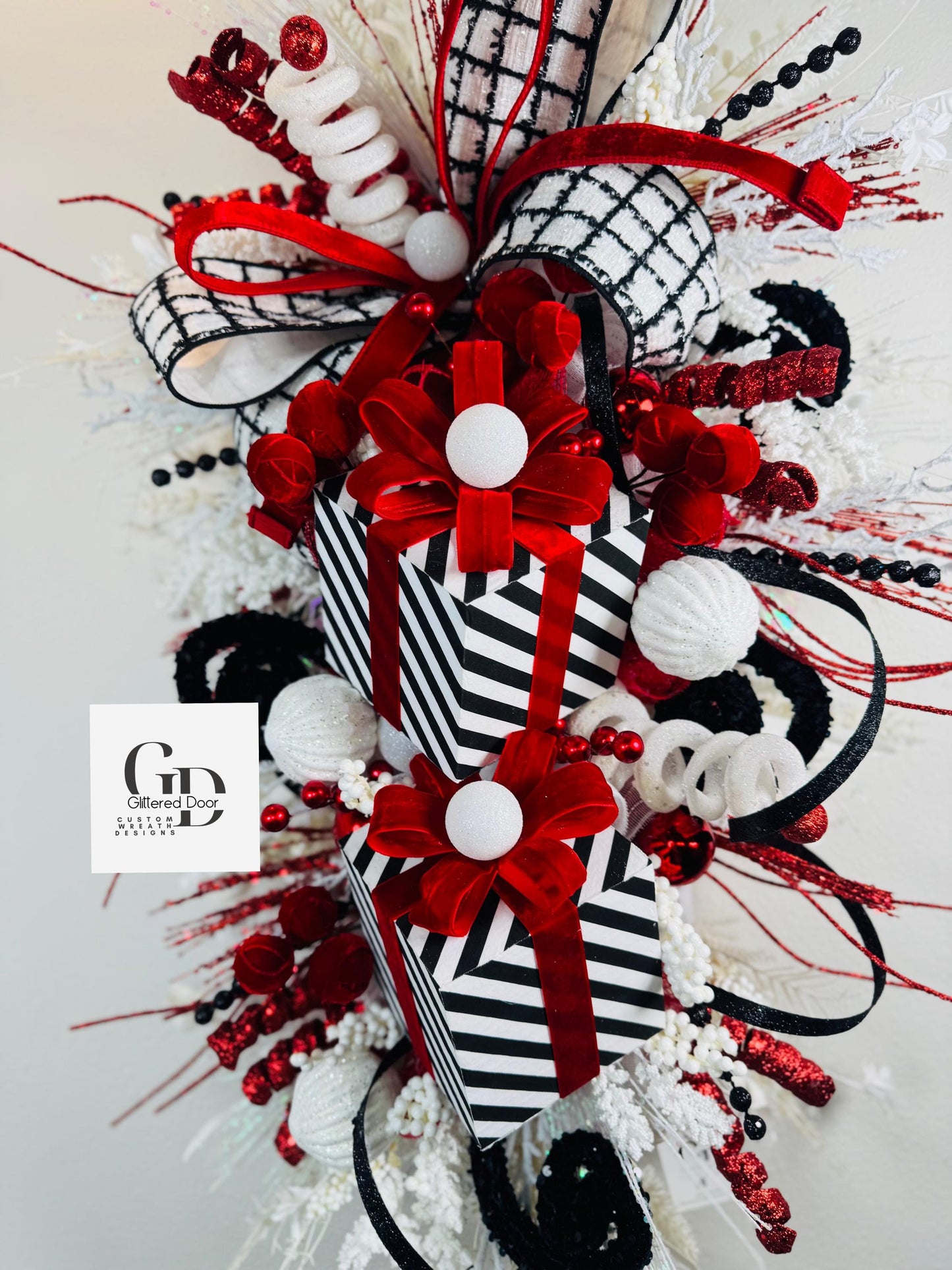 Christmas swag wreath Black Red and White Christmas wreath Present Holiday wreath Holiday decor Christmas decor Elegant wreath